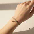Elastisches Armband Beige – am Handgelenk