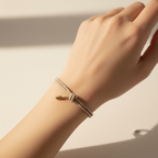 Elastisches Armband Beige – am Handgelenk