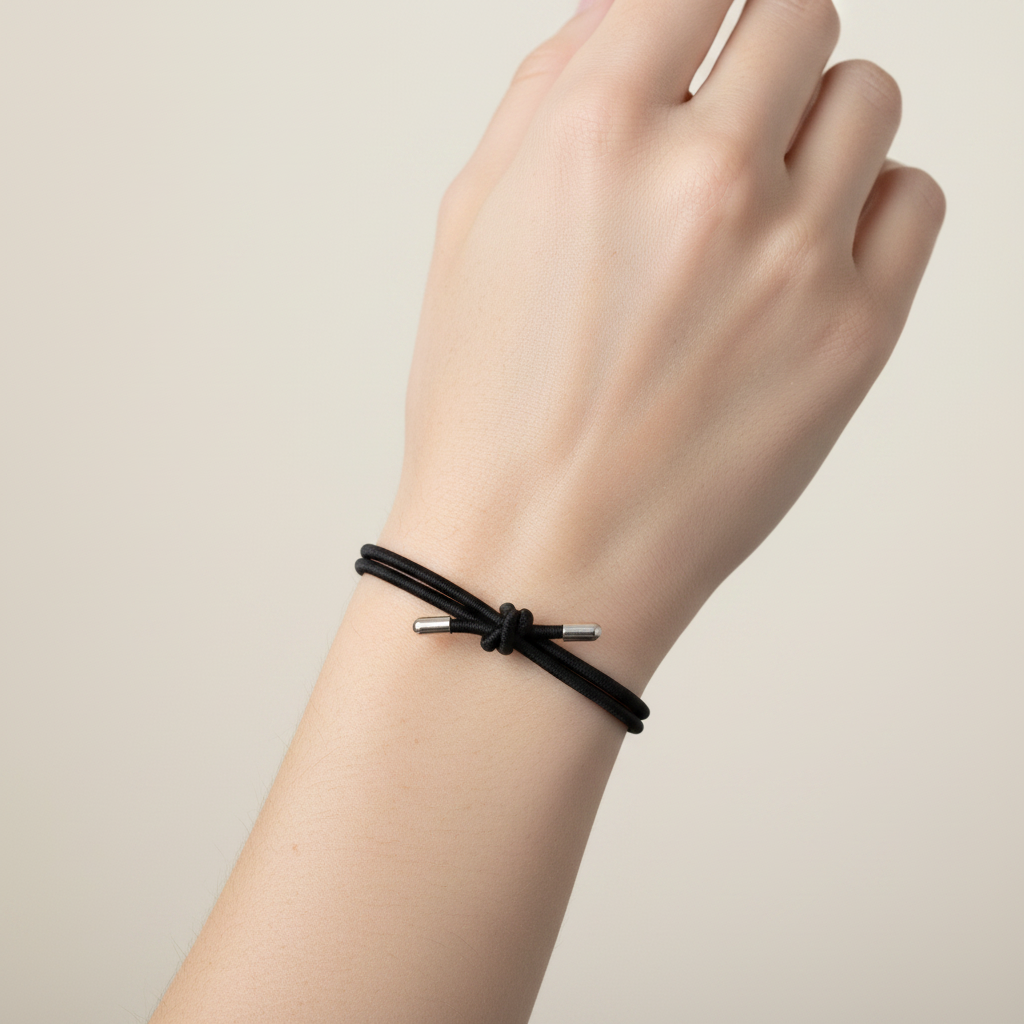 Elastisches Armband Schwarz mit Silber-Endkappen – am Handgelenk
