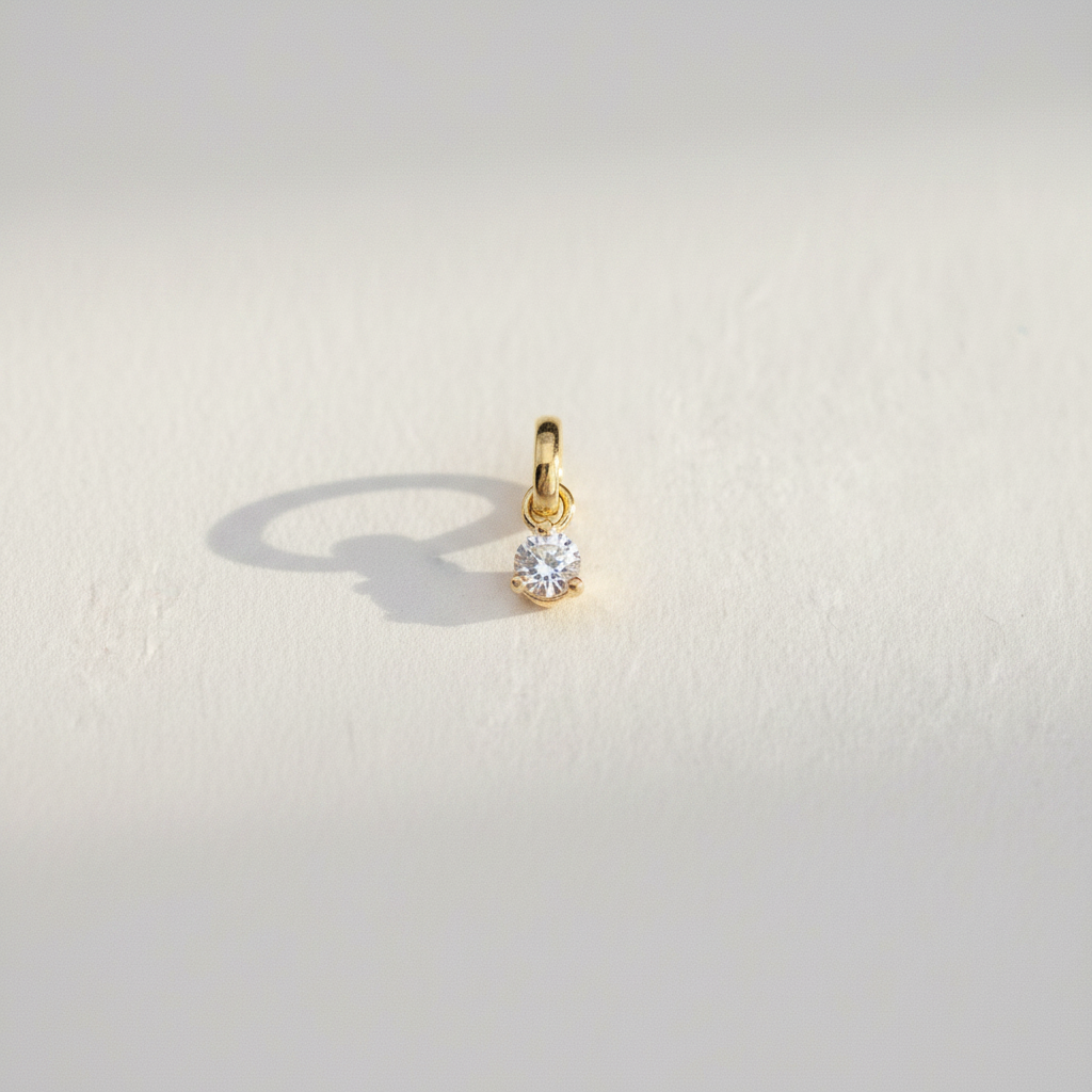 Flat Lay – Weißer Topas Anhänger