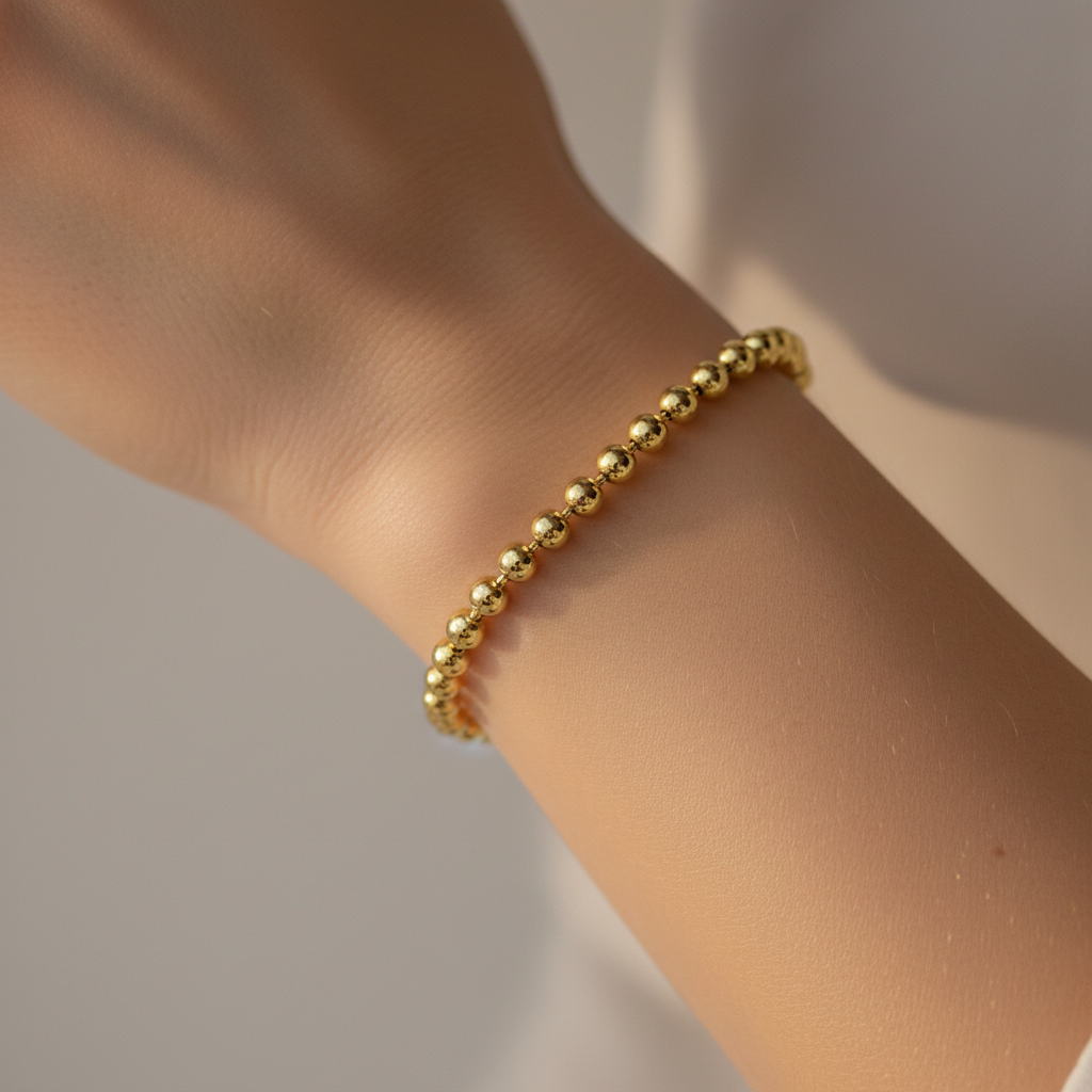 JUNA gold – Hero am Handgelenk